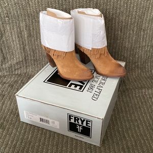 Frye Ilana Fringe short, 7.5M, Sand
